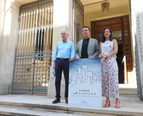 El presidente y la diputada de Turismo posan junto al director del IEA con el cartel del stand provincial para la Feria de Albacete 2023