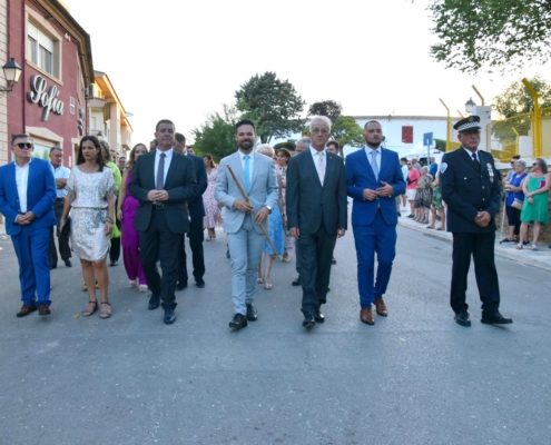 Primera fila de autoridades en un instante de la cabalgata de apertura de la Feria y Fiestas de Tarazona de la Mancha 2023