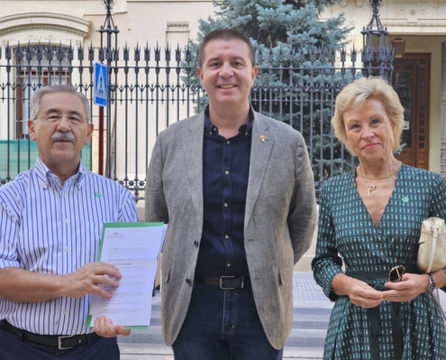 El presidente provincial posa con la presidenta y el tesorero de la AECC de Albacete