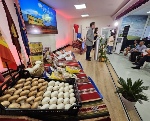 Una imagen del presidente provincial durante su presentación de Fuentealbilla en el stand de la Diputación en la Feria