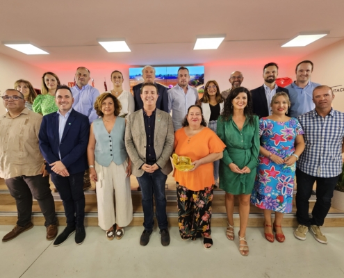 'Foto de familia' tras la presentación de Fuentealbilla en el stand provincial