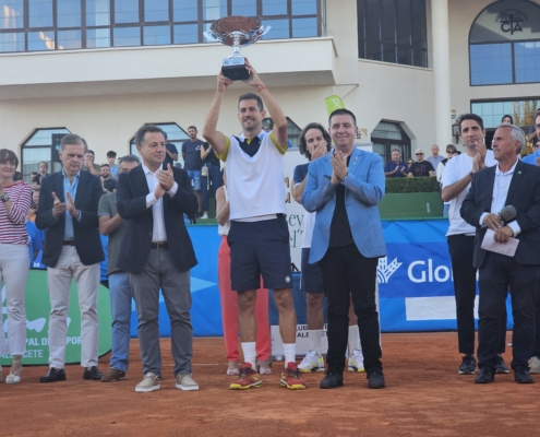 El Presidente de la Diputación de Albacete entrega a García-López el trofeo que le acredita como el primer ‘Leyenda’ del Tenis de Albacete