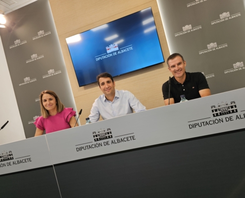 El diputado de Deportes junto a la teniente de alcalde de Alcaraz y al director deportivo de la Gran Fondo Sierra de Alcaraz presentando la prueba ...