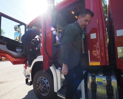 El presidente provincial bajando de uno de los nuevos camiones para el Servicio de Bomberos