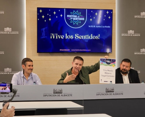 El presidente provincial sujeta en su mano izquierda el cartel de presentación del Festival de los Sentidos 2024 de La Roda