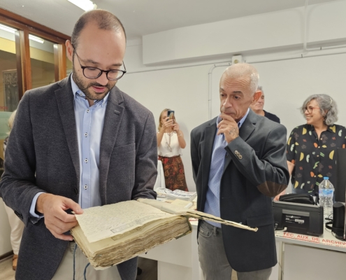 El vicepresidente provincial mira el libro que recoge el Acta de Instalación de la Diputación, que data de 1835