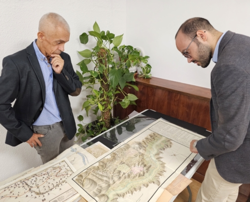 El vicepresidente provincial mira uno de los planos conservados en el Archivo de la Diputación