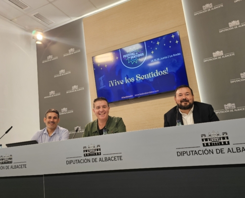 Los intervinientes posan en la mesa de presentación del primer cartel del Festival de los Sentidos 2024 de La Roda