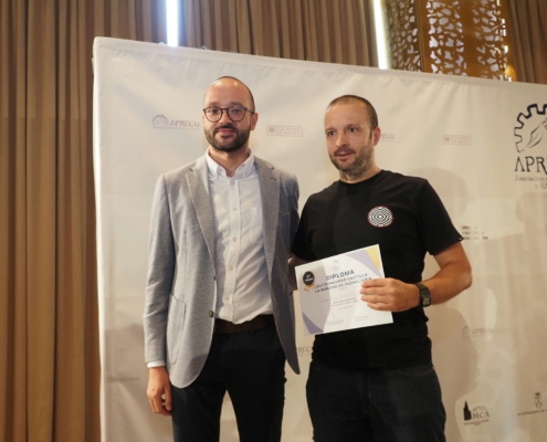 El vicepresidente provincial entrega un premio en el Acto de Hermandad Cuchiilera de APRECU