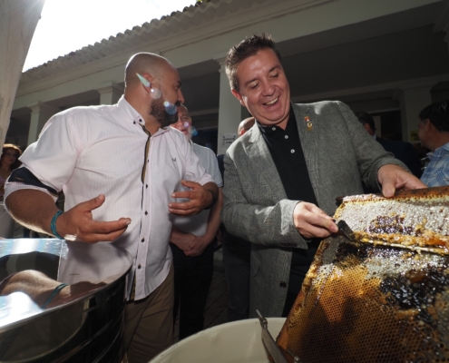 El presidente provincial participa en el corte de la miel en el stand de ASAPA en la Feria de Albacete