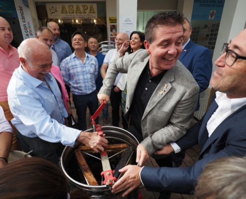 El presidente provincial participa en el corte de la miel en el stand de ASAPA en la Feria de Albacete