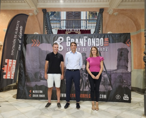 Plano general abierto del diputado de Deportes junto a la teniente de alcalde de Alcaraz y al director deportivo de la Gran Fondo Sierra de Alcara ...