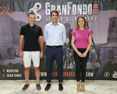 Plano general cerrado del diputado de Deportes junto a la teniente de alcalde de Alcaraz y al director deportivo de la Gran Fondo Sierra de Alcara ...