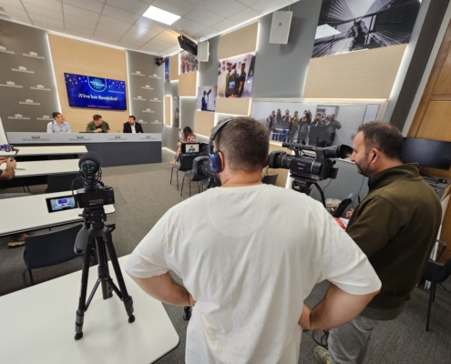 Plano general de la Sala de Prensa de la Diputación en la presentación del Festival de los Sentidos 2024 de La Roda