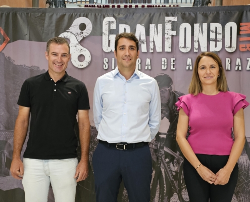 Plano medio del diputado de Deportes junto a la teniente de alcalde de Alcaraz y al director deportivo de la Gran Fondo Sierra de Alcaraz posando  ...