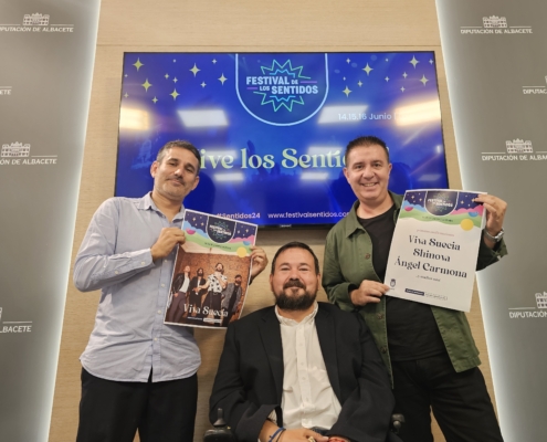 Plano medio del presidente provincial junto al alcalde de La Roda y al director del Festival de los Sentidos 2024 con el cartel de la presentació ...