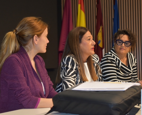 Desde el lateral izquierdo imagen de la mesa desde la que se introduce el curso formativo contra el acoso sexual en el trabajo