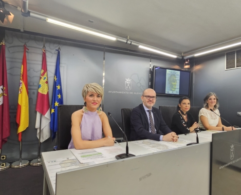 El diputado de Sanidad en la rueda de prensa para presentar las actividades de Dame Teta junto a integrantes de la entidad y a la concejala del Ay ...