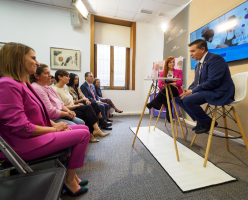 El presidente provincial explica a Isabel Rodriguez detalles del programa Dipualba Protege