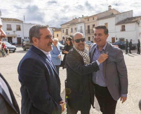 El presidente provincial saluda al presidente de las Cortes de CLM a su llegada