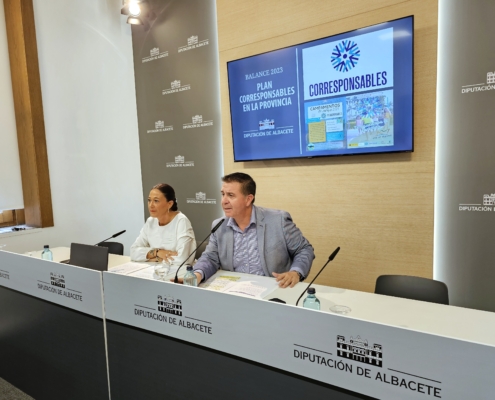 El presidente provincial y la diputada de Igualdad sentados en la mesa de la sala de prensa durante el balance del Plan Corresponsables