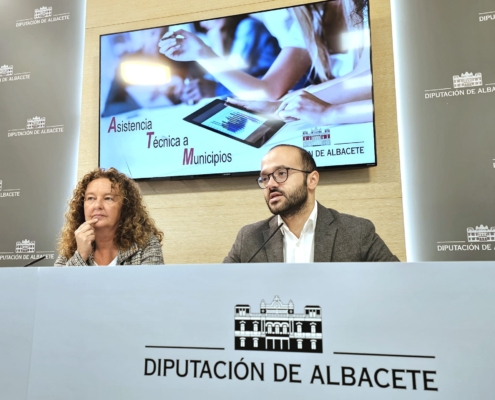 El vicepresidente y la diputada de ATM presentan cursos formativos para funcionariado de AALL