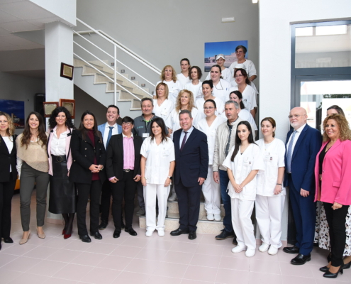 'Foto de familia' con profesionales que trabajan en la residencia de mayores de Riópar