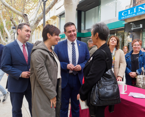 La ministra de Política Territorial y Portavoz del Gobierno en funciones, Isabel Rodríguez, visita la mesa de AMAC frente a la Diputación de Al ...