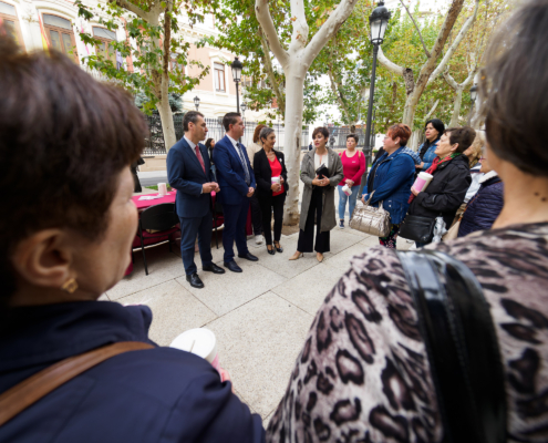 La ministra de Política Territorial y Portavoz del Gobierno en funciones, Isabel Rodríguez, visita la mesa de AMAC frente a la Diputación de Al ...