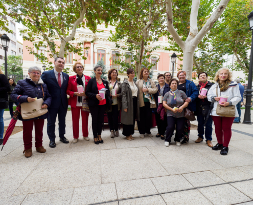 La ministra de Política Territorial y Portavoz del Gobierno en funciones, Isabel Rodríguez, visita la mesa de AMAC frente a la Diputación de Al ...