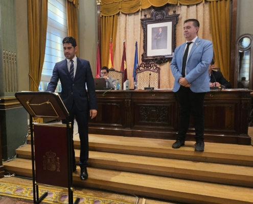 José González tomando posesión de su cargo como diputado del equipo de gobierno provincial