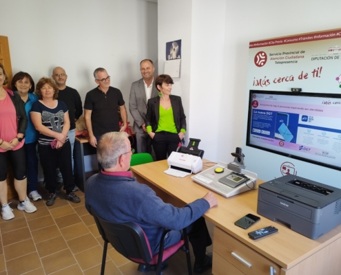 La diputada del Servicio de Atención Ciudadana junto al alcalde y vecinos y vecinas de Nerpio en la demostración de la Telepresencia