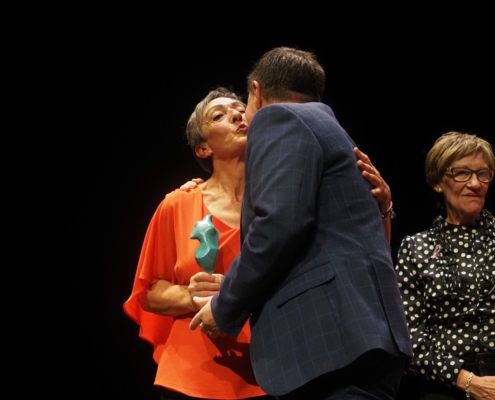 El presidente provincial recogiendo de manos de Llanos Sánchez el Premio Pentesilea 2023 de AMAC para la Diputación de Albacete