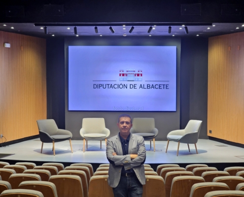 Plano medio del presidente provincial en el renovado Salón de Actos de la Diputación de Albacete