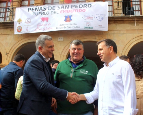 Calvo Requena, Antonio Serrano y Manuel Serrano conversan en el Día del embutido y aperitivos carnicos celebrado en Peñas de San Pedro