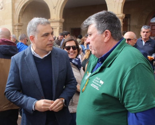 Calvo Requena y Antonio Serrano conversan en el Día del embutido y aperitivos carnicos celebrado en Peñas de San Pedro