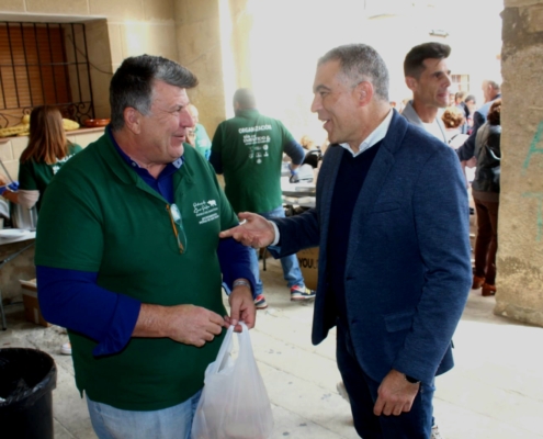 Calvo Requena y Antonio Serrano conversan en el Día del embutido y aperitivos carnicos celebrado en Peñas de San Pedro