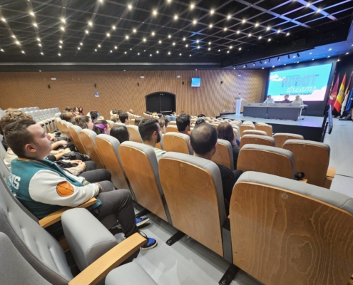 Imagen del Salón de Actos durante la ponencia de Julián Larrauri a alumnado de Ciclos Formativos de Animación y Videojuegos en el marco de 'Mi  ...