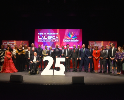 Cabañero elogia la trayectoria de La Cerca en su 25º aniversario y celebra la entrega de los 13º Premios Solidarios del grupo de comunicación