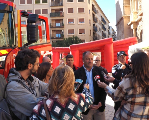 El diptuado del SEPEI atiende a los y las periodistas en las actividades que se desarrollan en Almansa dentro de la "Semana de la Prevencion de In ...