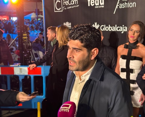 El diputado José González atendiendo a la prensa antes del evento Zona Moda