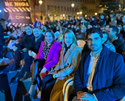 El diputado José González junto al resto de representantes institucionales en la pasarela del evento Zona Moda