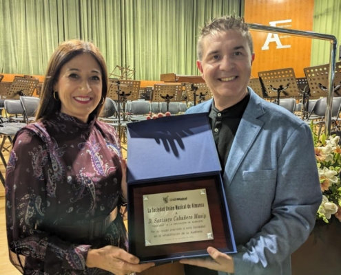 Cabañero recibe la placa de reconocimiento que la Sociedad ‘Unión Musical’ de Almansa otorga a la Diputación de Albacete por la ayuda recib ...