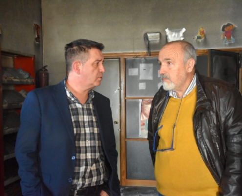 El presidente provincial conversando con el alcalde de Alatoz sobre el incendio en la biblioteca