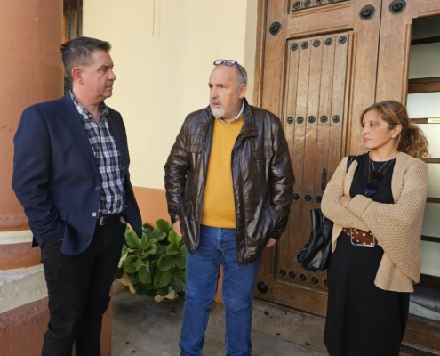 El presidente provincial junto al alcalde de Alatoz y a la bibliotecaria de la localidad a las puertas del Ayuntamiento