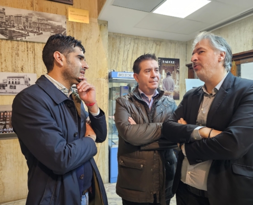 El presidente provincial y el diputado Jose Gonzlaez conversando con el director de Abcyine en su visita a una de las sesiones de Abycinitos y Mi  ...