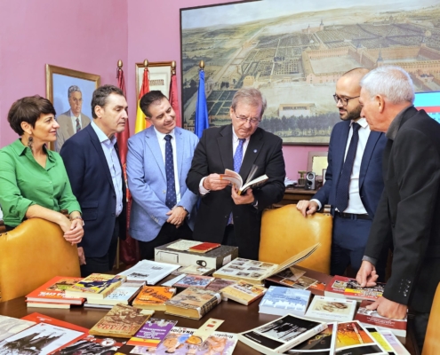 El secretario de Estado de Memoria Democrática mira documentos conservados en el CEDOBI