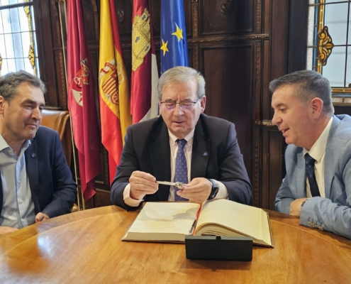 El secretario de Estado de Memoria Democrática mira la navaja que le ha obsequiado el presidente provincial durante su visita a Albacete