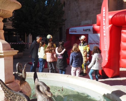 Escolares en las actividades que se desarrollan en Almansa dentro de la "Semana de la Prevencion de Incendios"
