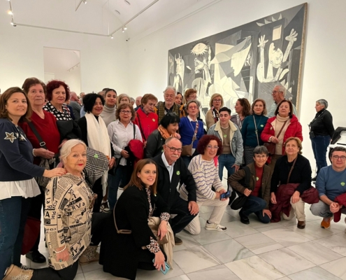 Foto de grupo ante el Gernica de Picasso en el Museo Reina Sofía de Madrid